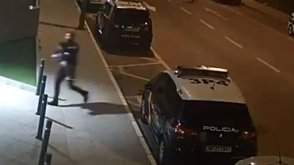 Video: policía salva a un niño de atragantarse con un trozo de comida