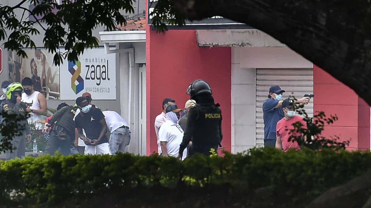 Tres policías acusados por faltas durante paro nacional