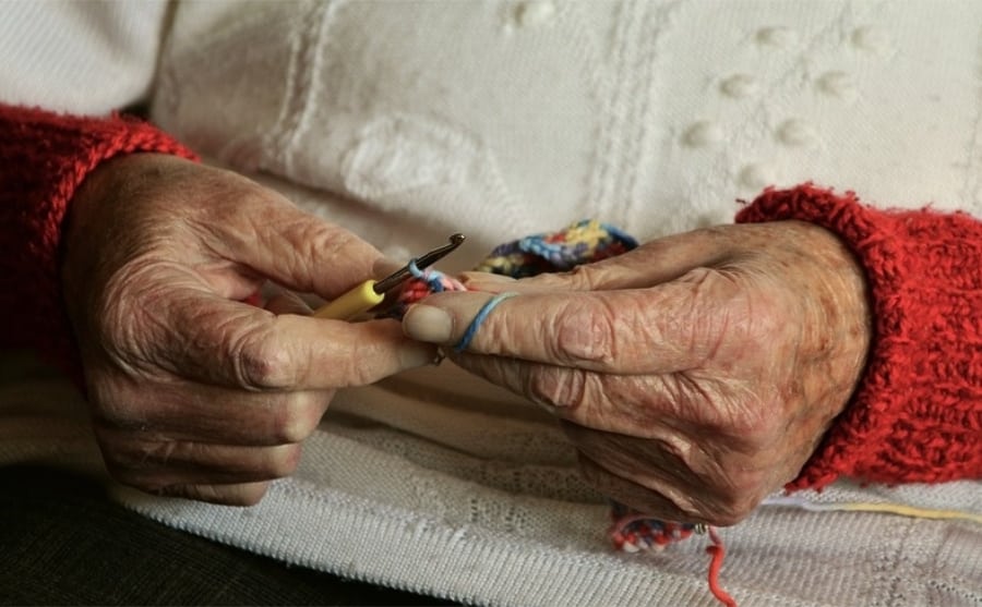 La mujer de 74 años dio a luz a gemelas