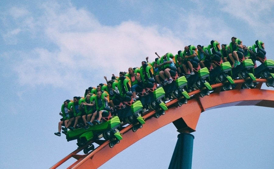 Hombre atrapa celular en el aire desde una montaña rusa