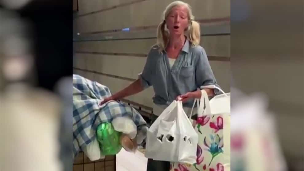 Mujer ‘sin hogar’ sorprende en el metro cantando como si estuviera en la ópera