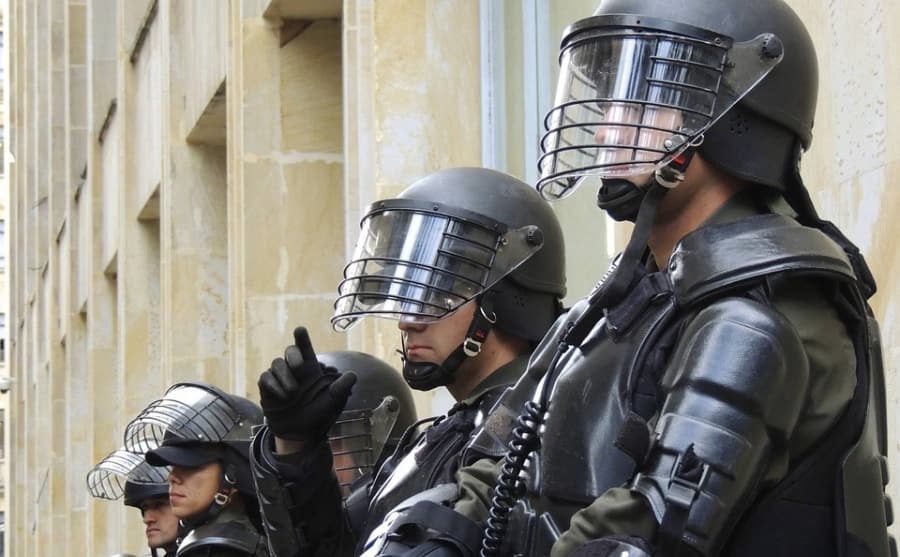 Aparente abuso de autoridad de policías contra estudiantes.