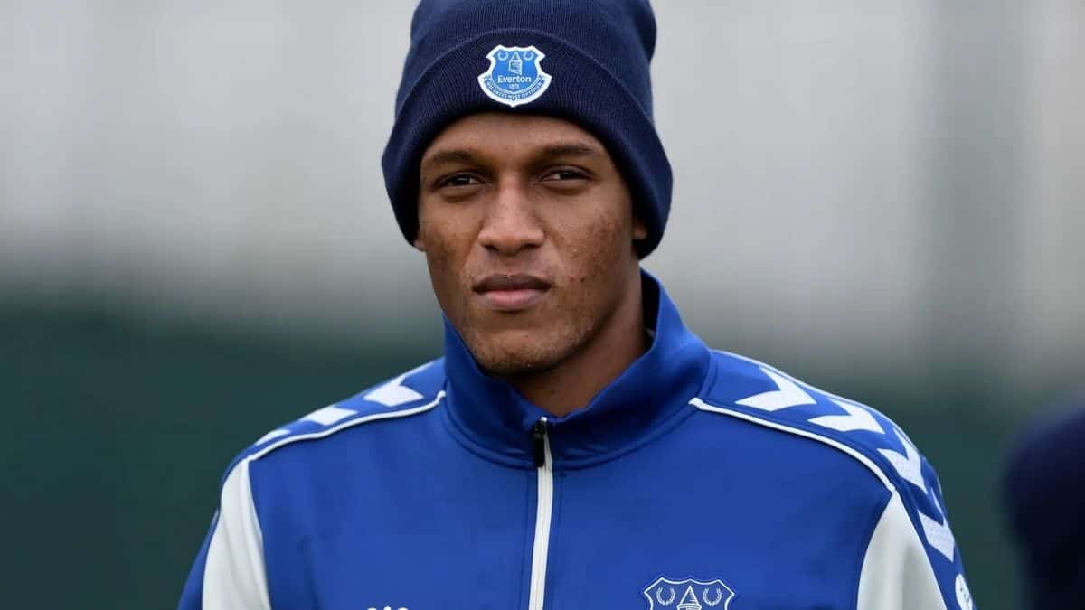 Everton está buscando un central, que podría ser competencia para Mina