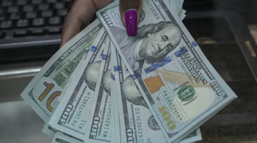 Dólar cayó a su precio más bajo desde 2022