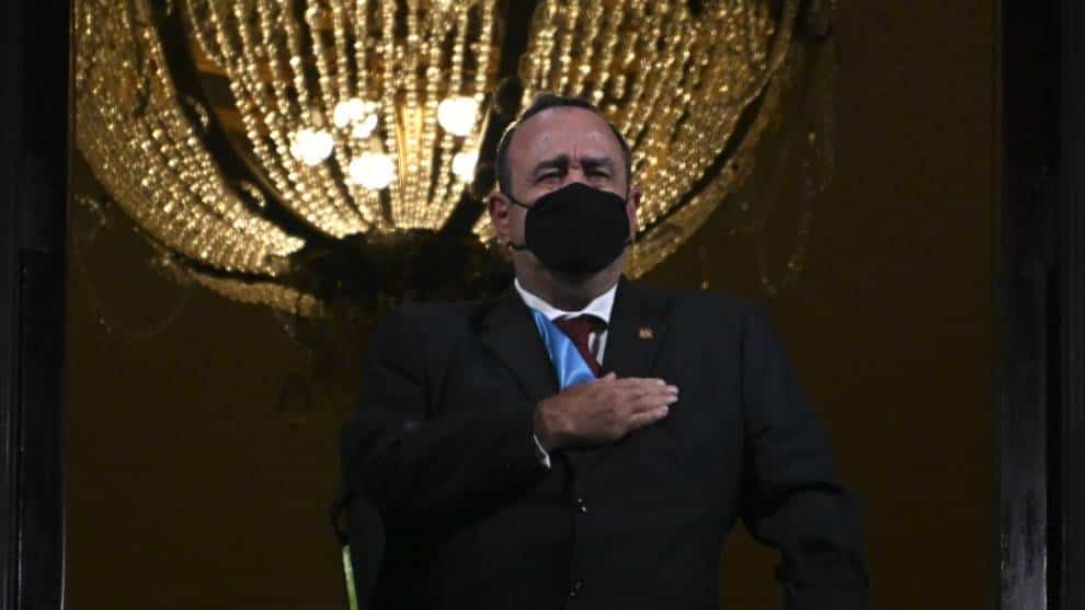 El presidente de Guatemala dio positivo a prueba de coronavirus