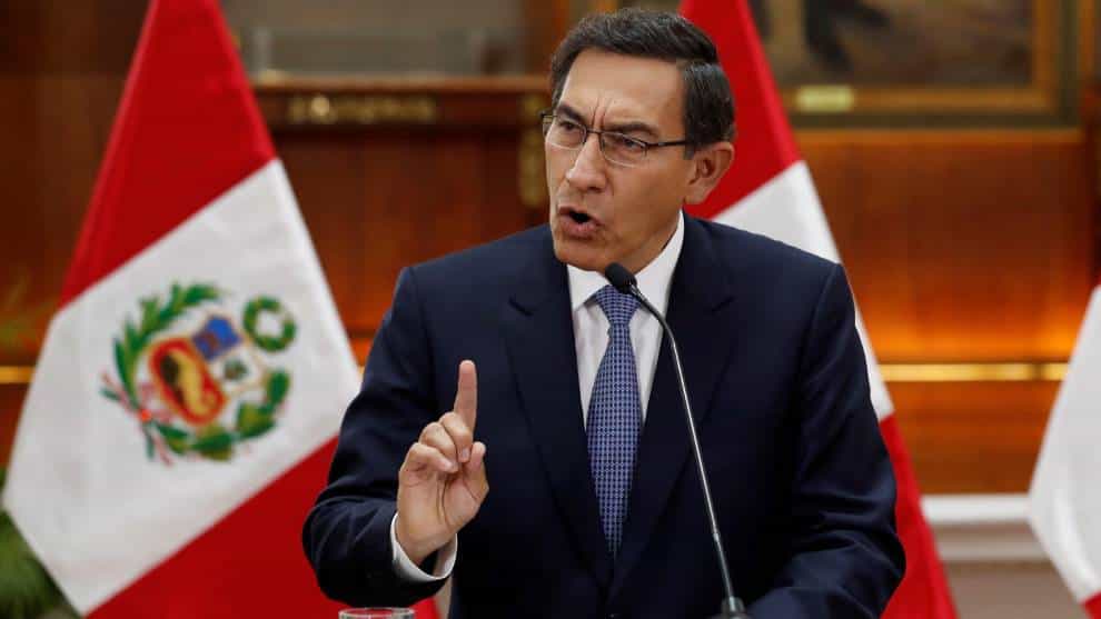Presidente de Perú advierte con disolver el Congreso