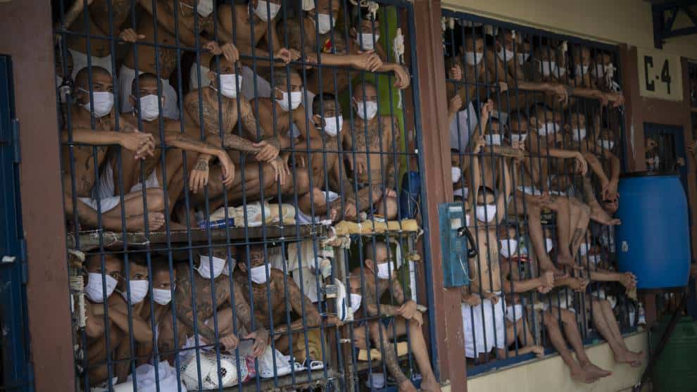 Hacinados y con poca ropa: las condiciones de reclusos en cárceles de El Salvador
