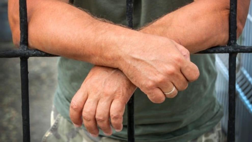 Desnudos y al rayo del sol torturan a presos en una cárcel de Venezuela