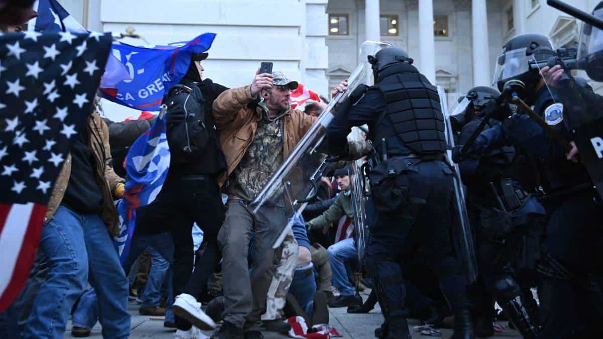 Murió mujer que recibió un disparo durante el asedio al Capitolio de EE.UU