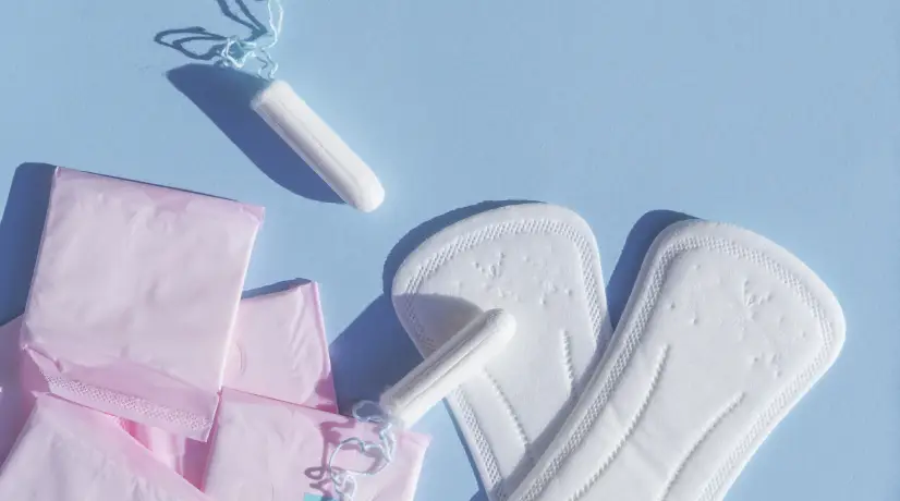 Expertos advierten sobre los riesgos que tienen las toallas higiénicas y tampones para la salud de la mujer