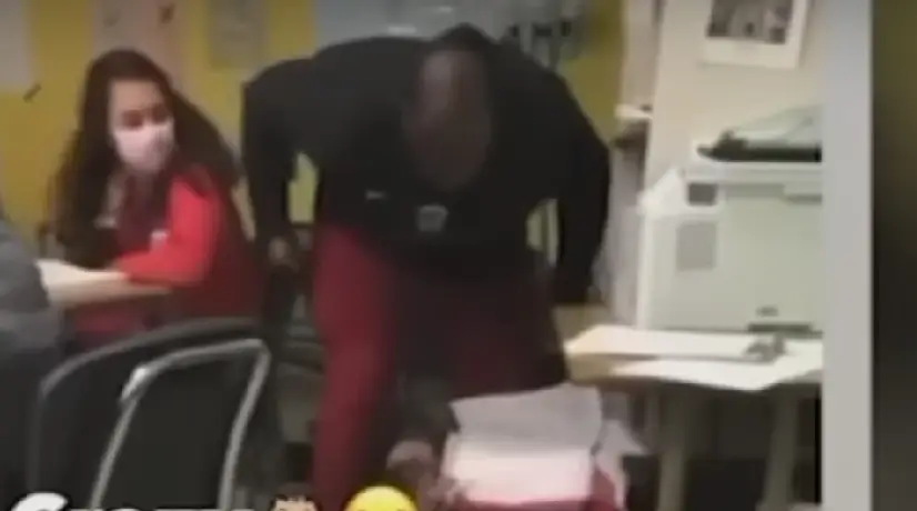 Profesor golpeó a alumno que lanzó insultos racistas