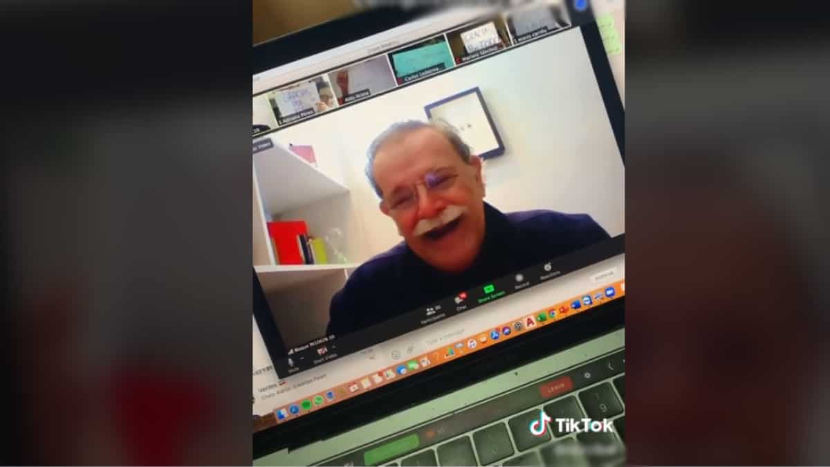 Acto de agradecimiento con profesor durante clase virtual