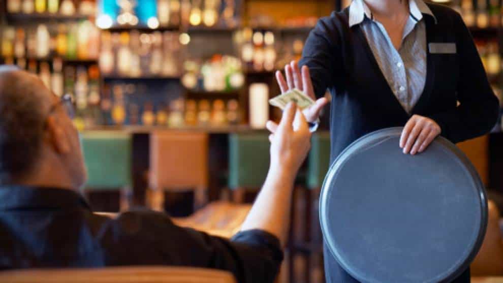 Deja propina de 10.000 dólares sin saber que iban a despedir a los empleados