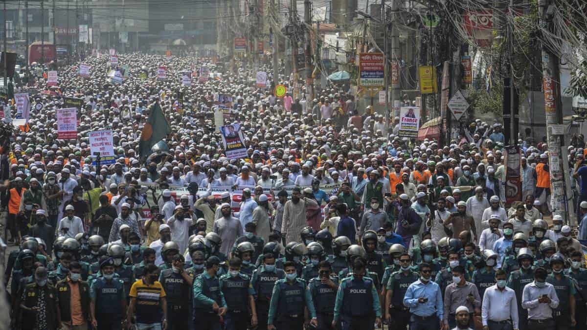 Miles de personas participaron en protestas contra Francia en Bangladesh