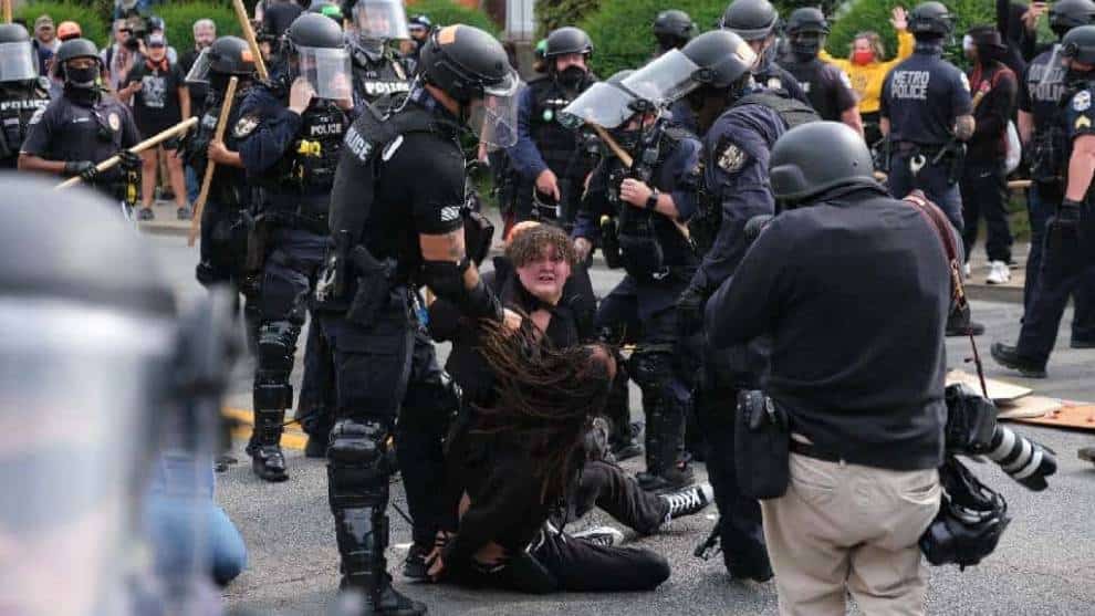 Protestas en Louisville por muerte de mujer afro dejaron al menos 127 detenidos