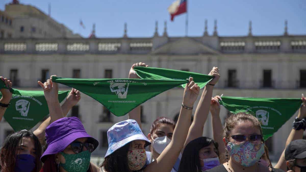 En medio de protestas, el Congreso de Chile inició debate para despenalizar el aborto