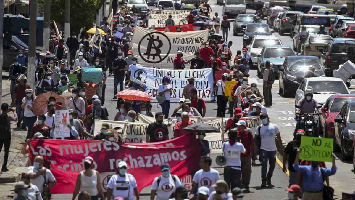Protestas en El Salvador tras implementación del bitcoin