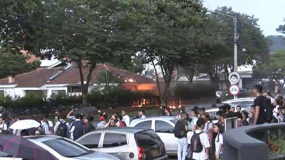 Encapuchados atacaron y quemaron la casa del comandante de Policía de Risaralda