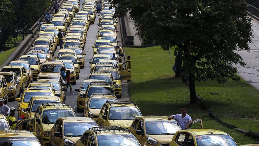 Proyecto para regular plataformas digitales eliminaría cupos de taxi