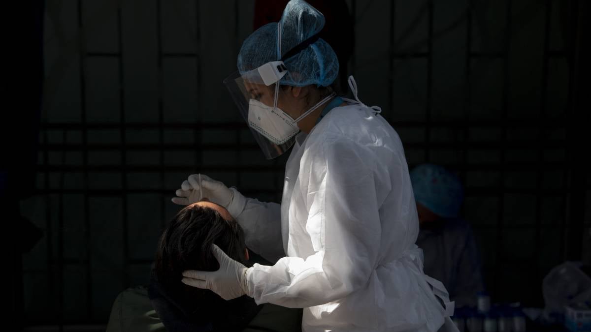 Covid en Colombia se mantiene por encima de 15.000 casos este lunes