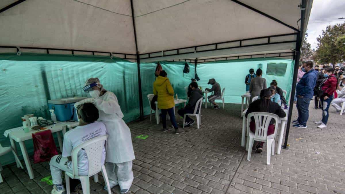 Foto: AFP / Juan Barreto Sitios donde puede tomarse las pruebas gratis de covid en Bogotá este viernes