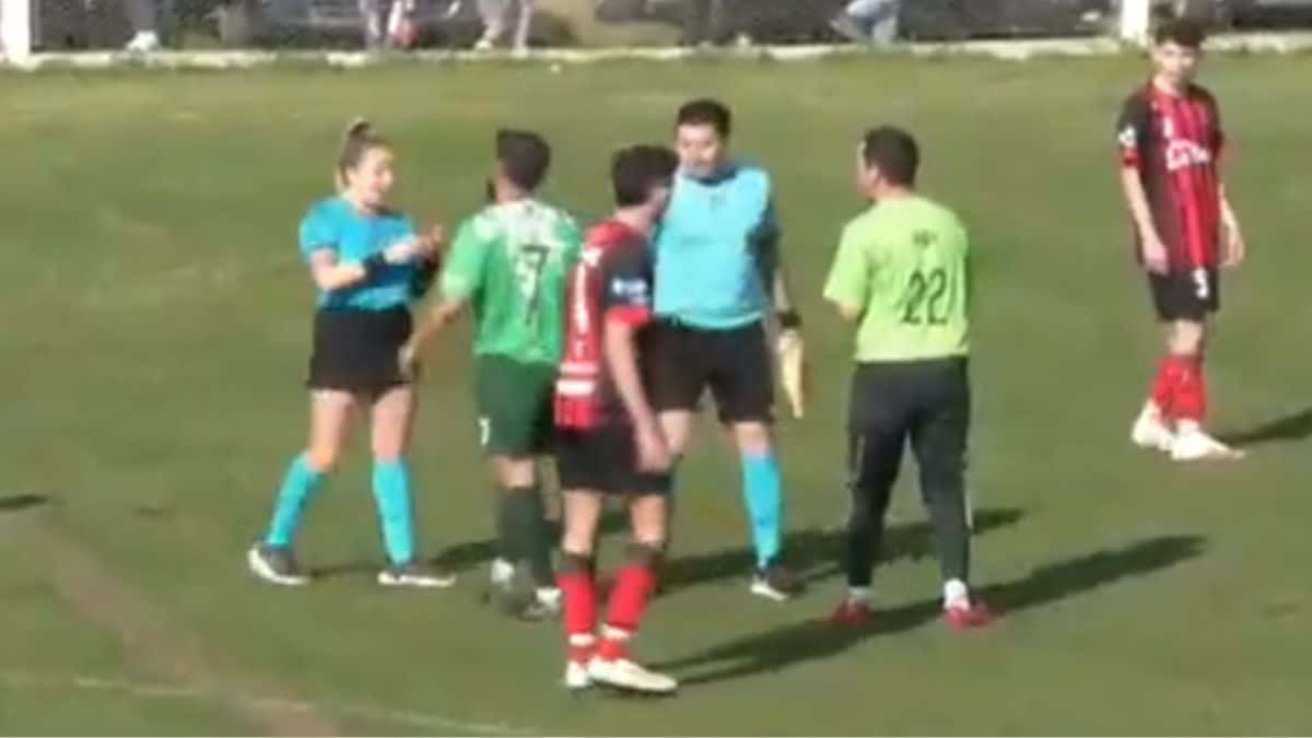 Jugador le pega un puño por detrás a un arbitra