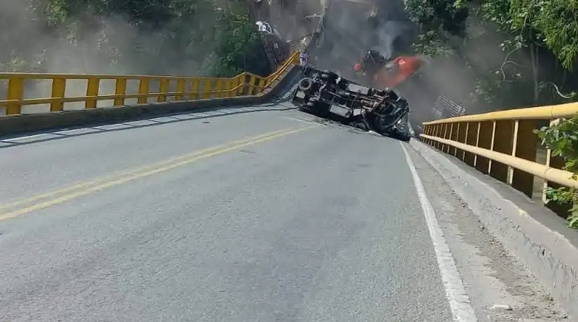 El puente La Vieja que comunica al Valle del Cauca con el Quindío se desplomó. El colapso de la infraestructura dejó dos policías muertos y otros más heridos.