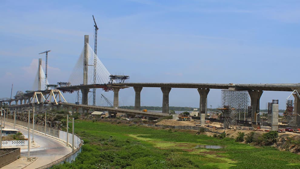 El puente permitirá que los barcos naveguen el río Magdalena. Foto: Invías