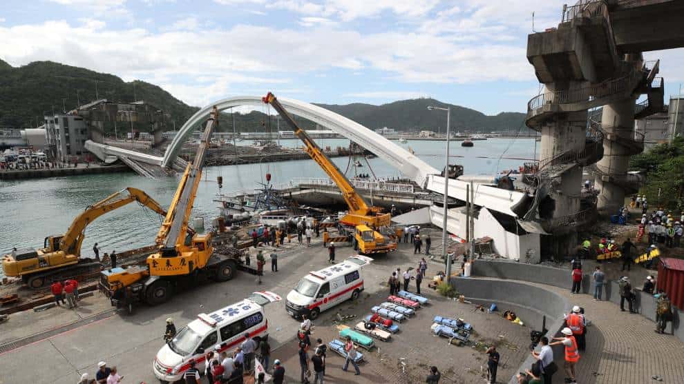 Derrumbe de un puente deja al menos 20 heridos en Taiwán
