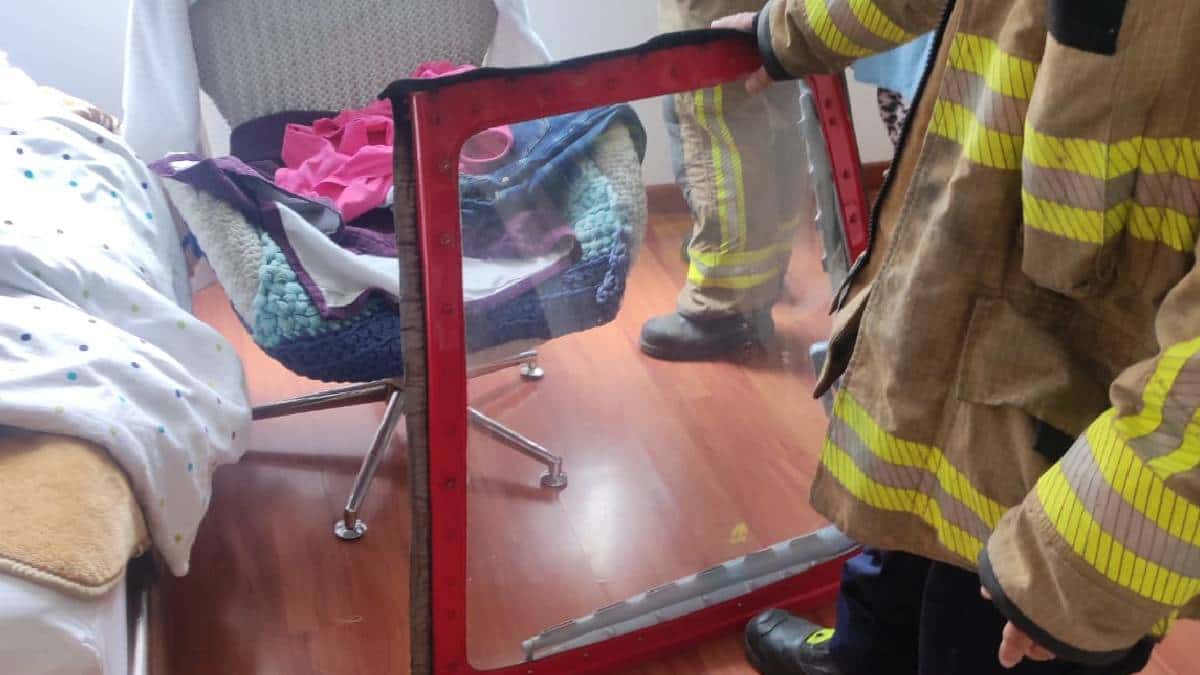 Ventana de helicóptero cayo en una vivienda en Bogotá