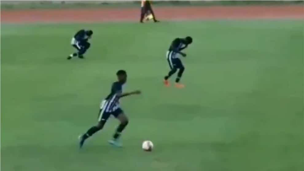 Rayo impacta sobre una cancha de fútbol durante un partido en Jamaica