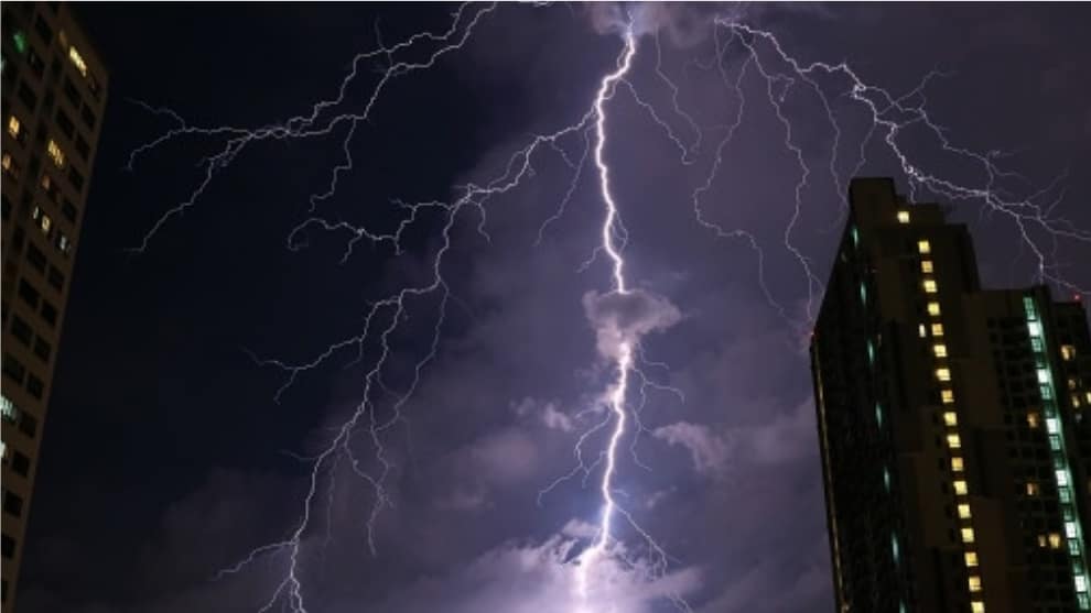 Rayo mata a varias personas mientras rezaban en un funeral