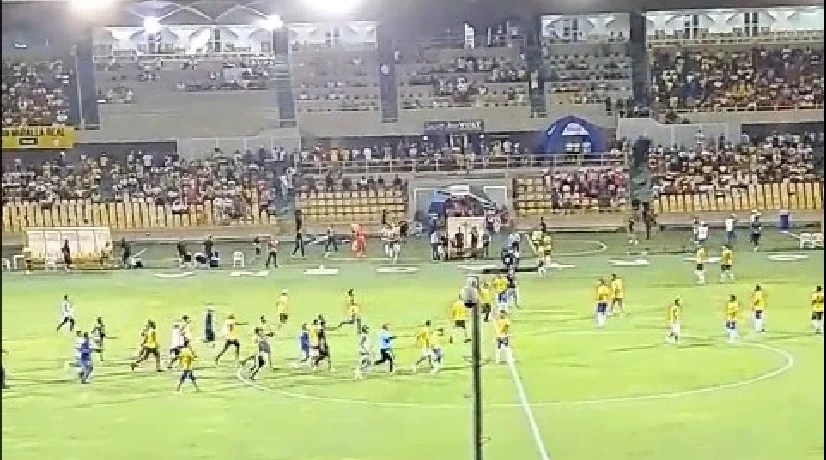 ¡Atención! Hinchas de Real Cartagena invadieron el campo en el partido contra Fortaleza: video