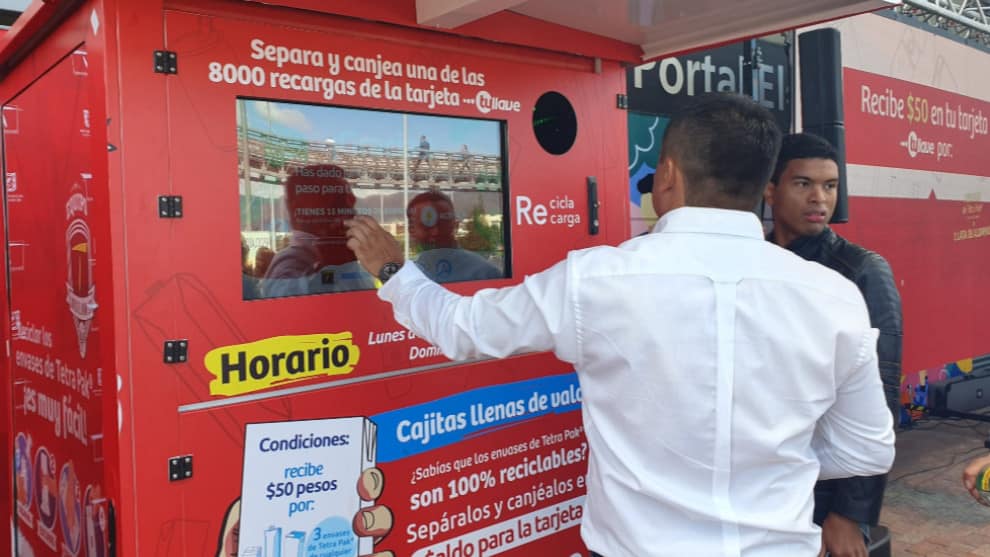 La máquina recibe botellas y otros artículos reciclables.