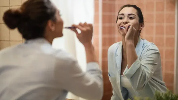 ¿Por qué los dientes no se deben lavar después de comer? Conozca las advertencias de los odontólogos