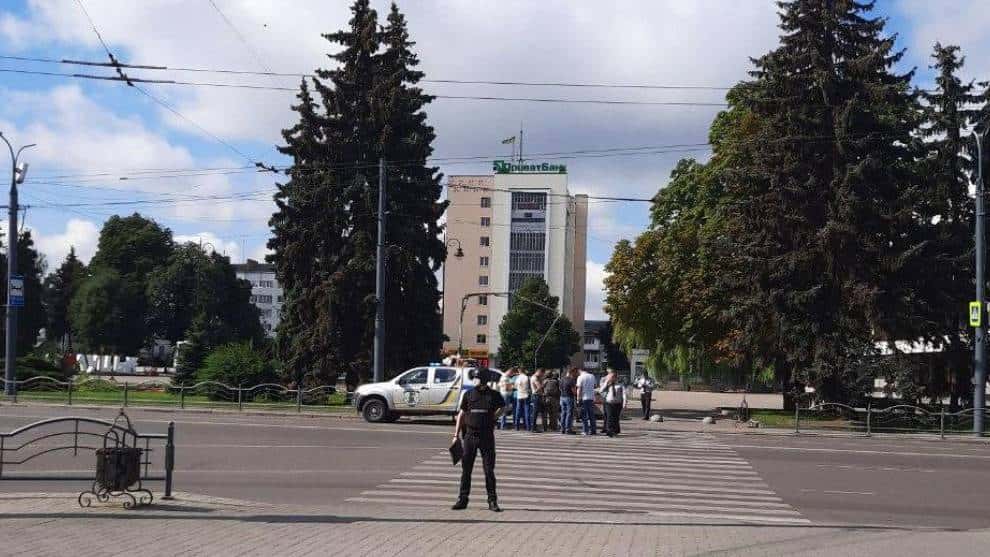 Un hombre secuestra un bus y mantiene a 20 personas como rehenes en Ucrania