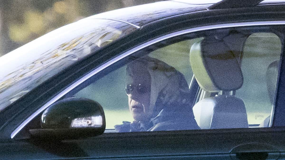 Reina Isabel manejando auto en Inglaterra