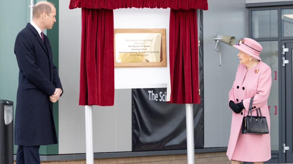 Reina Isabel y príncipe William participaron de acto público