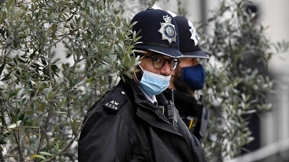 Inglaterra busca persona que importó variante brasileña de coronavirus