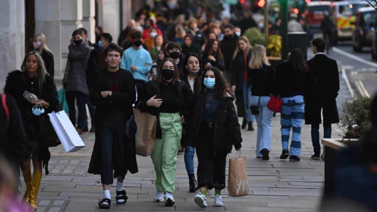 Inglaterra tomará fuertes restricciones al sur del país por covid-19