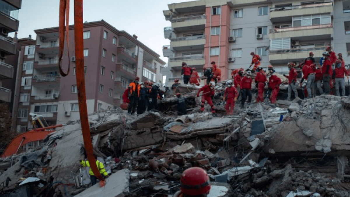 Rescatan a mujer y tres de sus hijos tras terremoto en Turquía