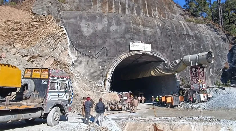 Obreros atrapados tras derrumbe de túnel en India