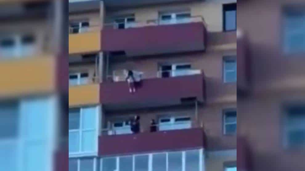 Rescatista sujetó por la pierna y en el aire a joven que se lanzó desde un piso 15