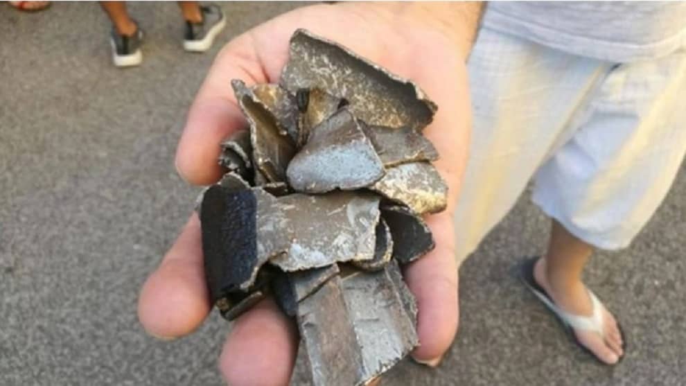 Lluvia de metal: partes del motor de un avión caen sobre techos y vehículos en Roma