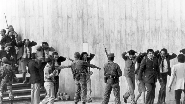 Retiran condecoraciones al general (r) Jesús Arias, condenado por desapariciones en la retoma del Palacio de Justicia Retiran condecoraciones al general (r) Jesús Arias, condenado por desapariciones en la retoma del Palacio de Justicia