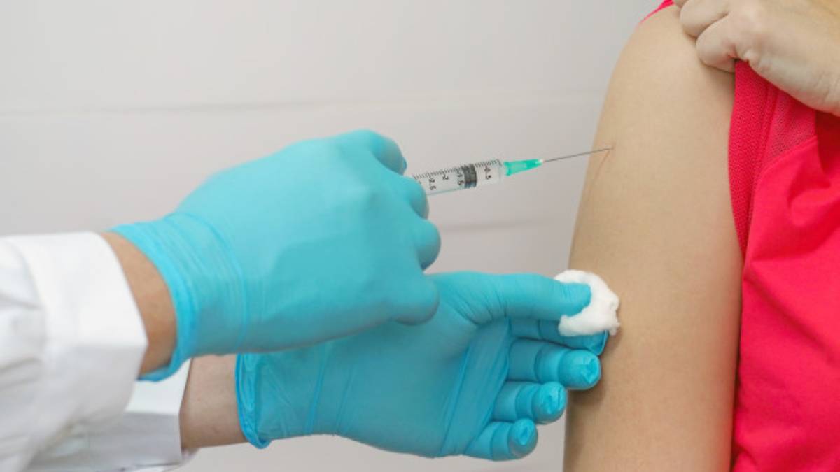 Johnson & Johnson y AstraZeneca retoman ensayos clínicos de vacuna contra el covid