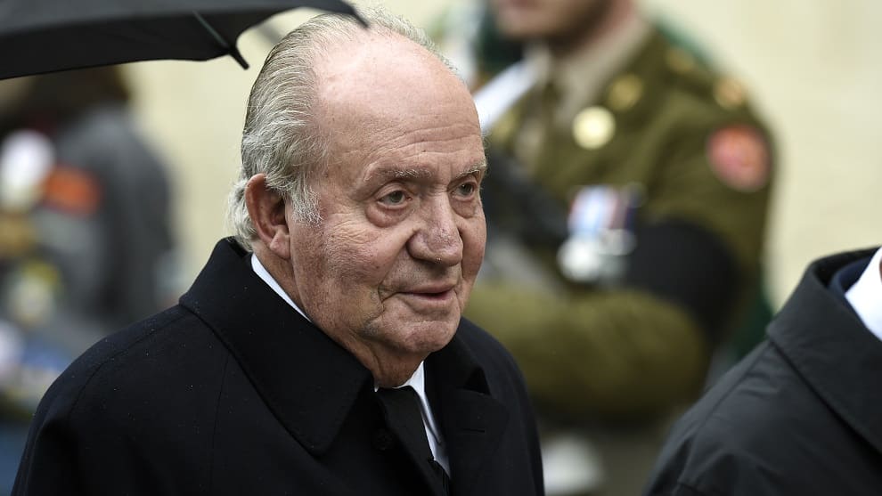 El monarca había llegado a la clínica, distendido y sonriente, en compañía de su madre, la reina emérita Sofía.