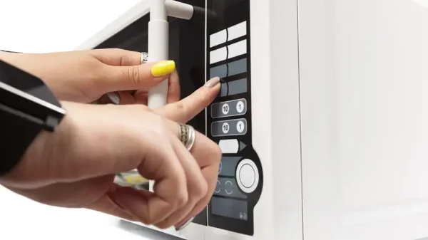 Los riesgos de calentar en microondas: impacto del plástico en la salud alimentaria