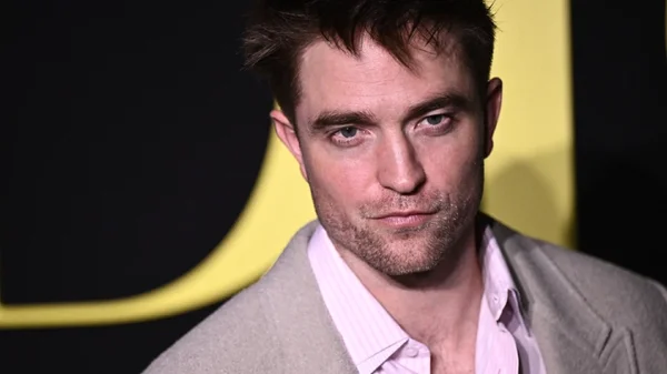 Reconocido actor de Crepúsculo anunció su compromiso un mes después de revelar su embarazo Reconocido actor de Crepúsculo anunció su compromiso un mes después de revelar su embarazo