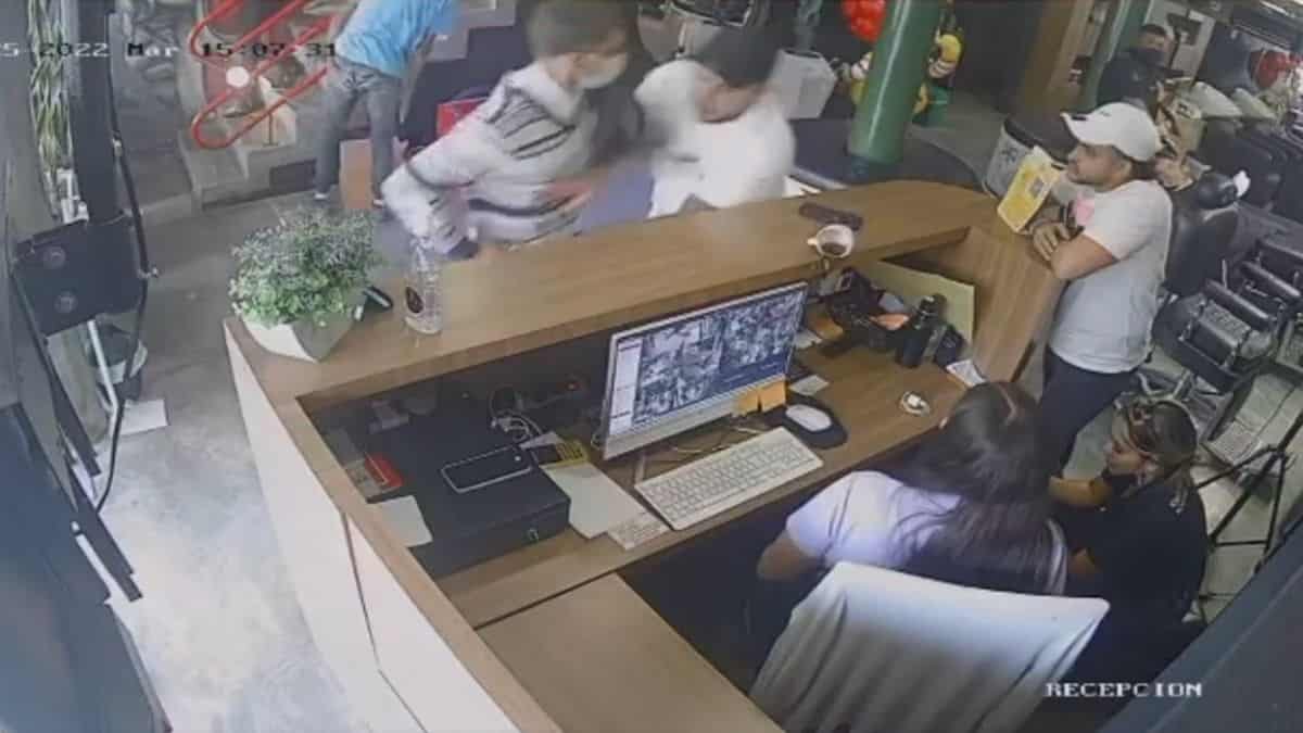 Un hombre entra a robar en una barbería de Bucarmanga y es golpeado